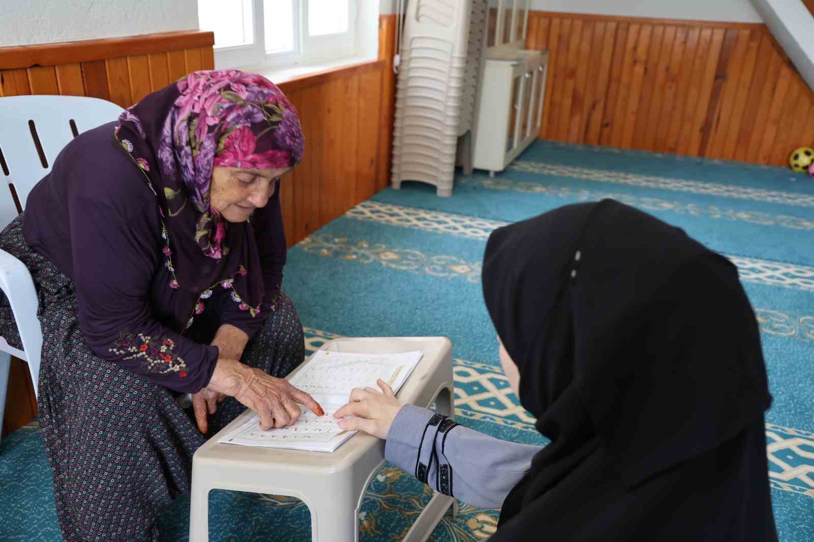 78 yaşındaki Menekşe ninenin Kur’an-ı Kerim öğrenme azmi
