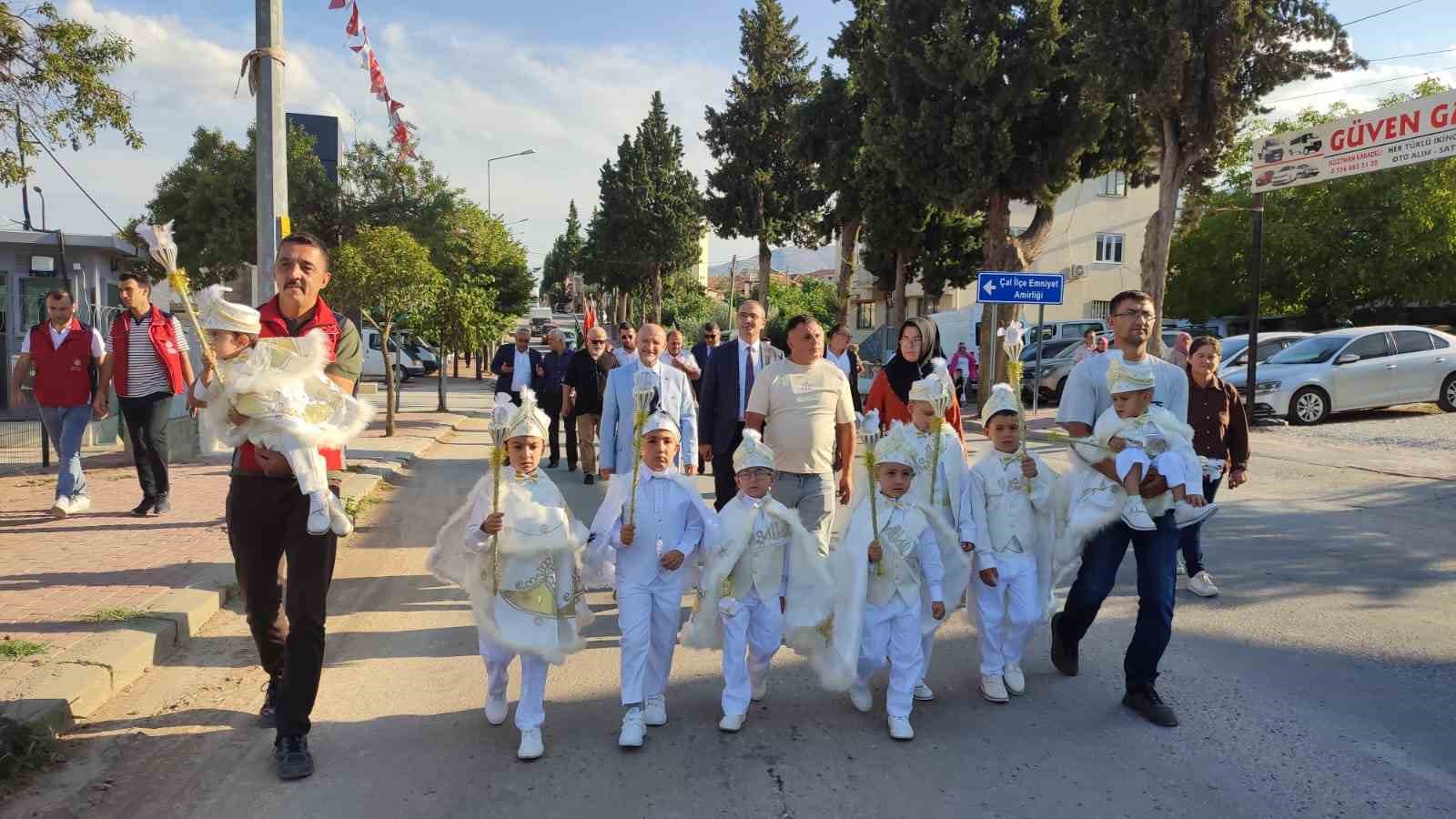 Erkekliğe ilk adımlarını toplu sünnet şöleninde attılar
