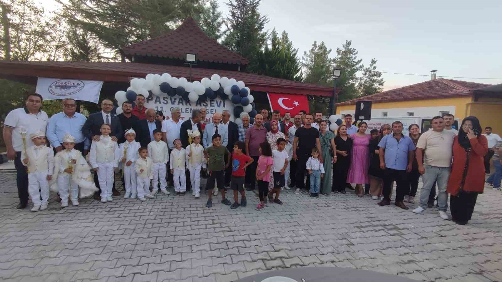 Erkekliğe ilk adımlarını toplu sünnet şöleninde attılar
