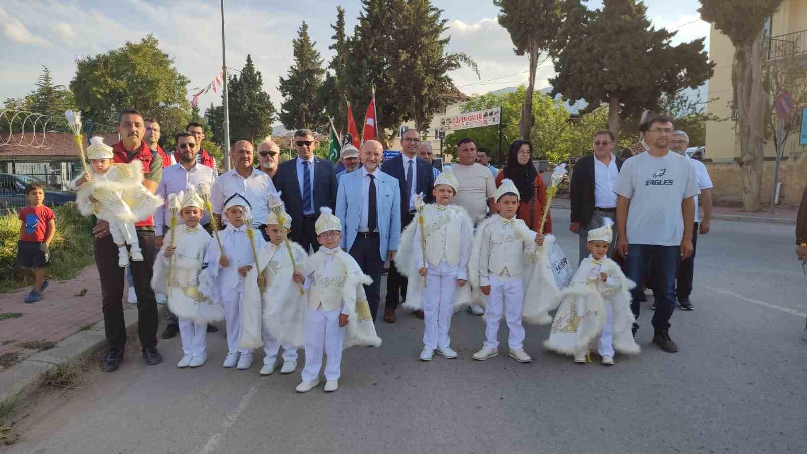 Erkekliğe ilk adımlarını toplu sünnet şöleninde attılar
