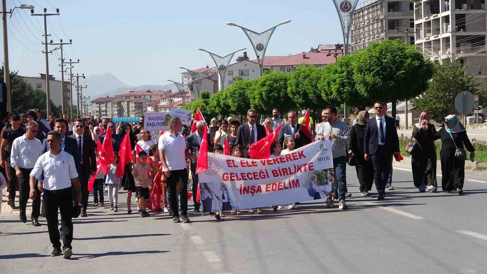 Okula ilk adımlarını atan minik öğrencilerden kortej yürüyüşü
