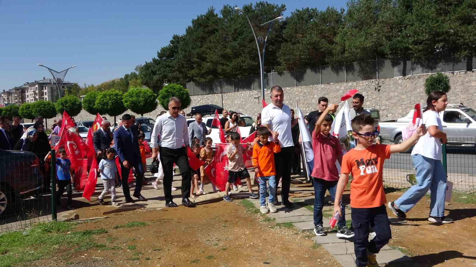 Okula ilk adımlarını atan minik öğrencilerden kortej yürüyüşü
