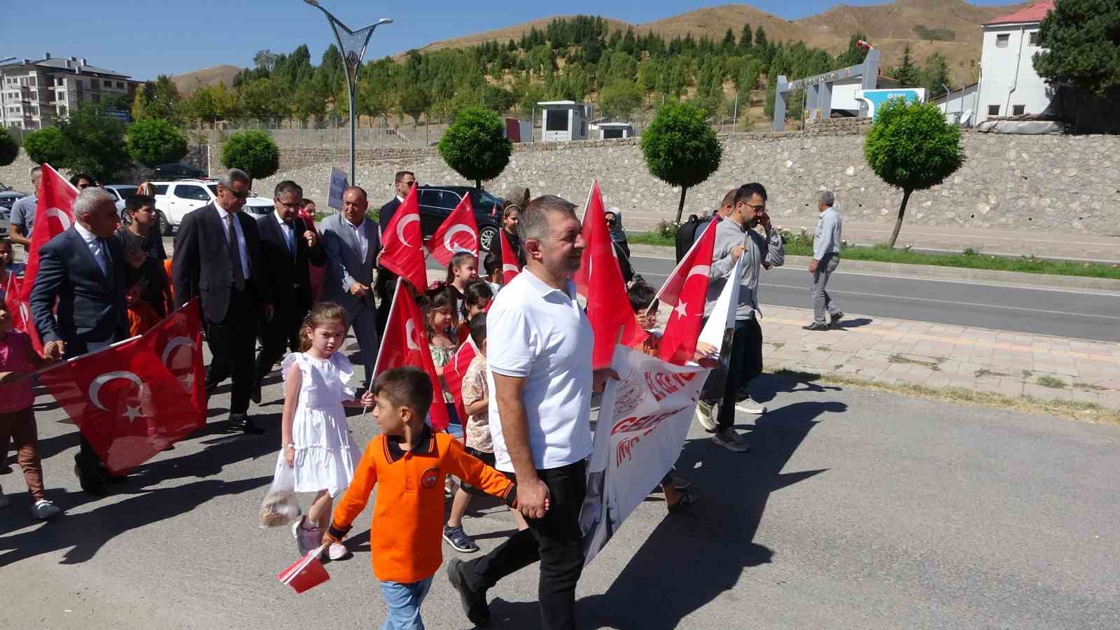 Okula ilk adımlarını atan minik öğrencilerden kortej yürüyüşü
