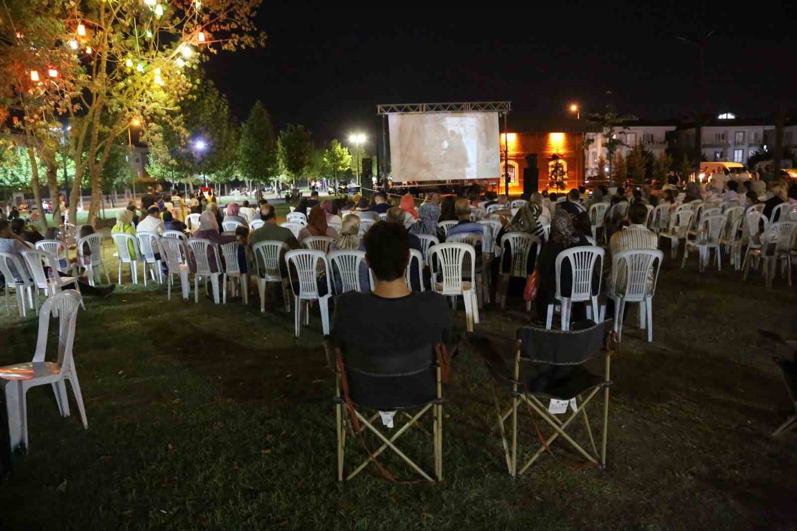 Serdivan açık hava film gösterimleri devam ediyor
