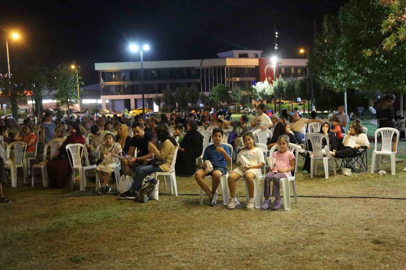 Serdivan açık hava film gösterimleri devam ediyor
