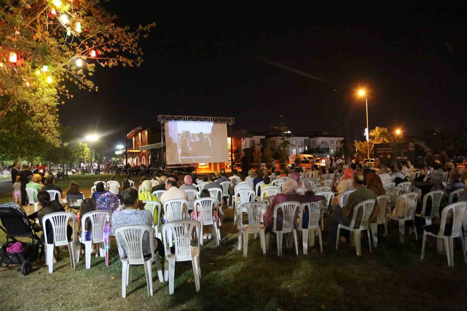 Serdivan açık hava film gösterimleri devam ediyor
