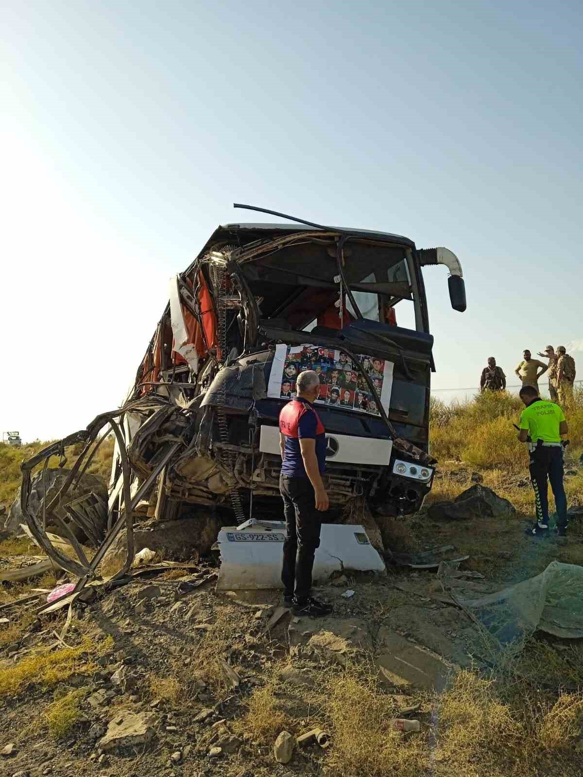 Gürcistan plakalı otobüs Iğdır’da şarampole yuvarlandı: 2 yaralı
