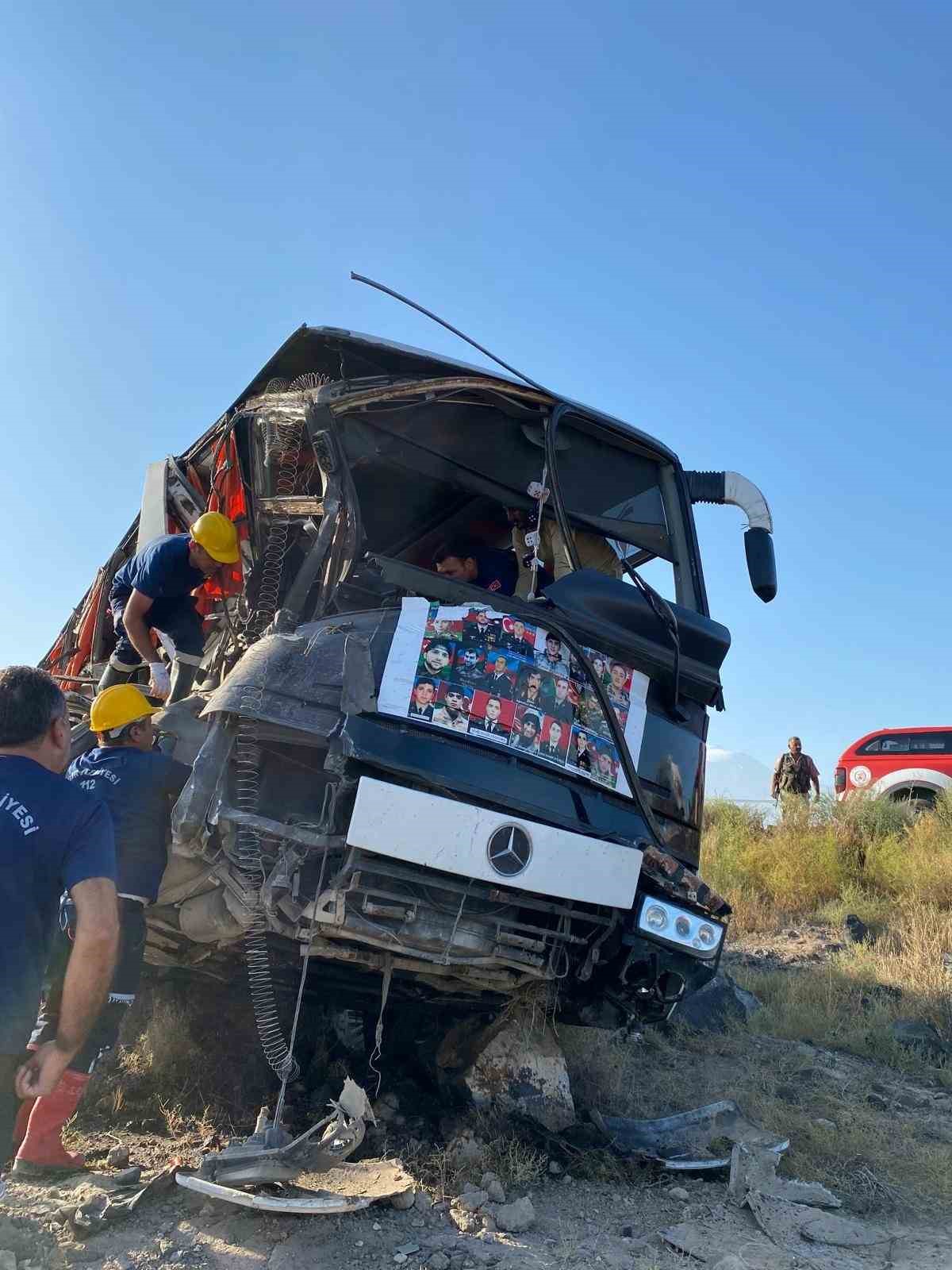 Gürcistan plakalı otobüs Iğdır’da şarampole yuvarlandı: 2 yaralı
