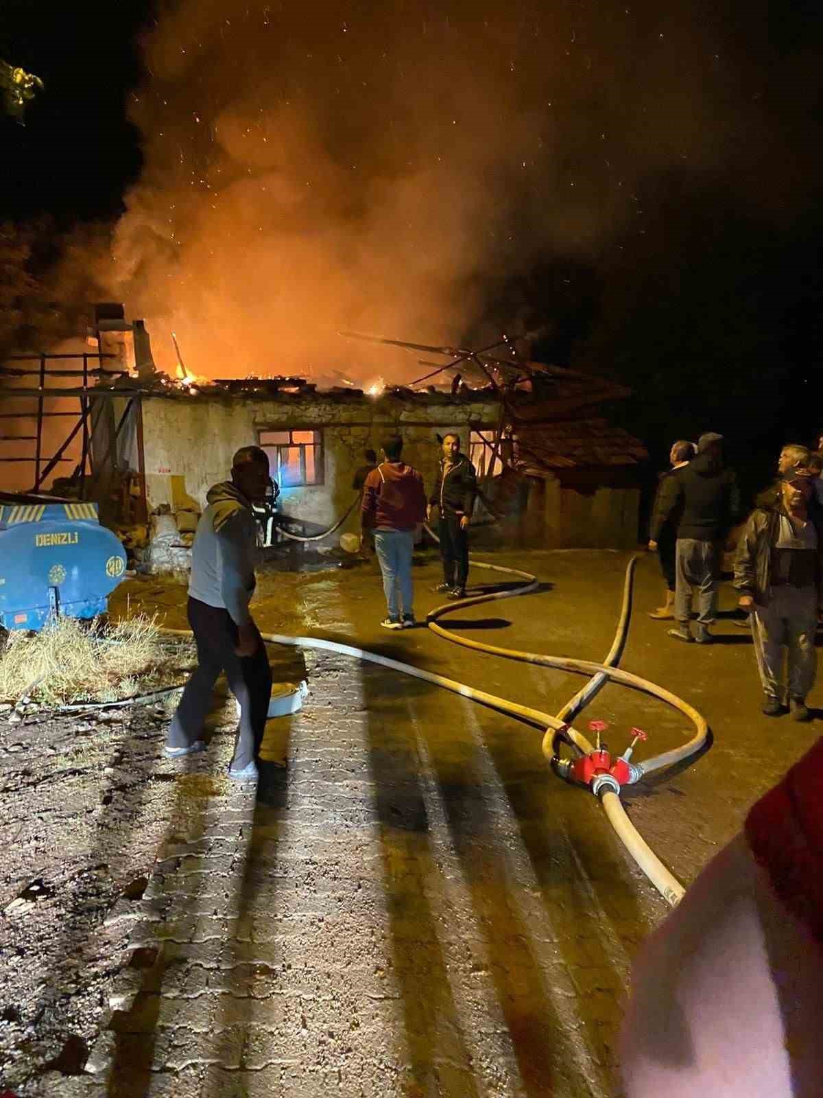 Müstakil ev çıkan yangında kullanılamaz hale geldi
