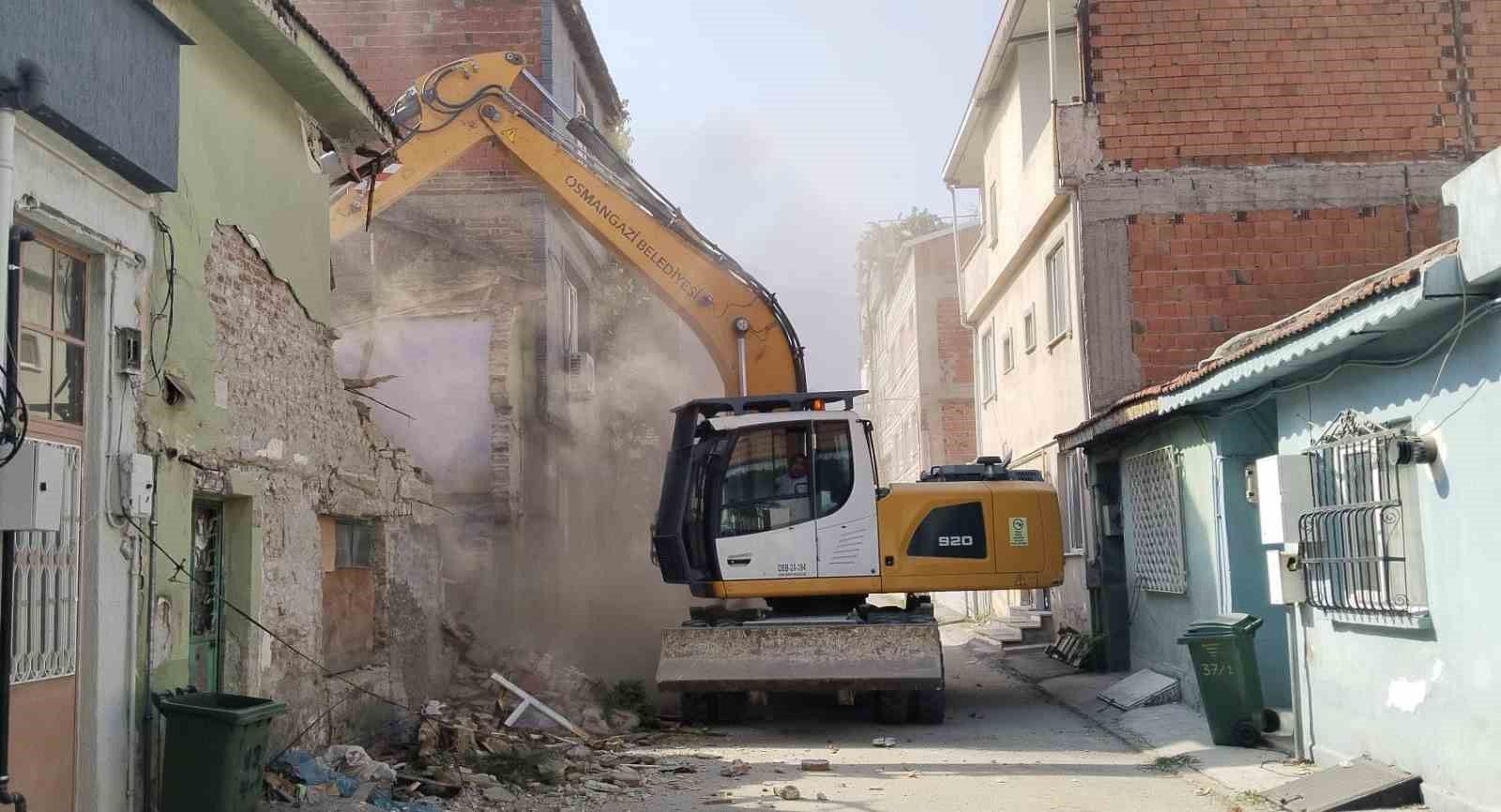 Osmangazi’de metruk bina temizliği
