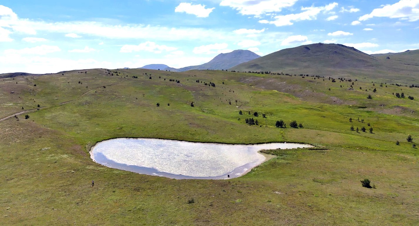 Batı Karadeniz’in zirvesindeki buzul göleti doğal güzelliğiyle hayran bırakıyor
