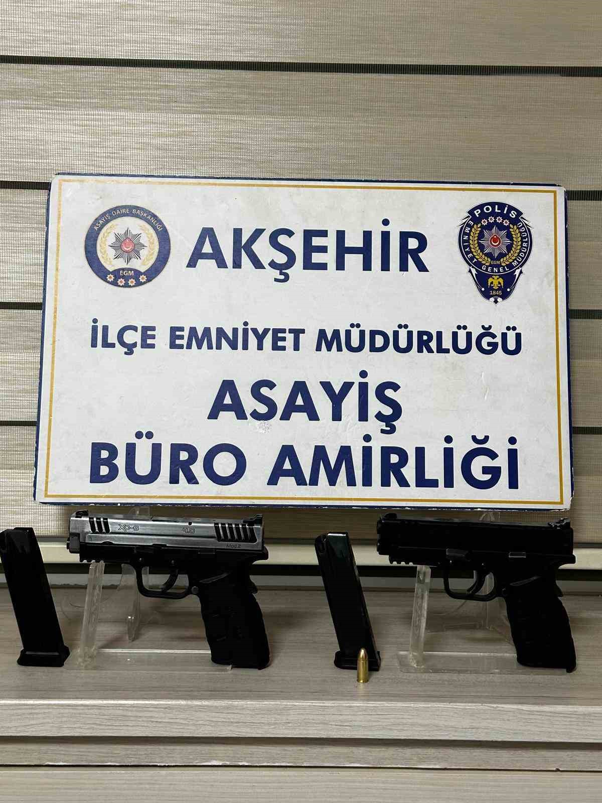 Polisin operasyon yaptığı araçta tabanca ve mermi ele geçirildi
