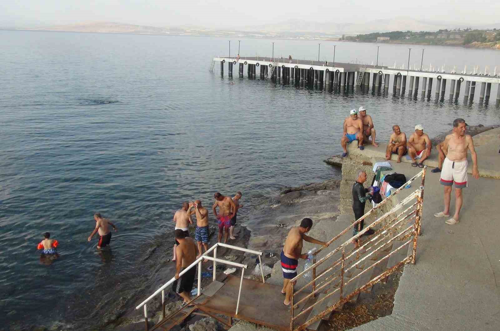 50 ile 70 yaş arasındaki yetişkinler güne Van Gölü’nde yüzerek başlıyor
