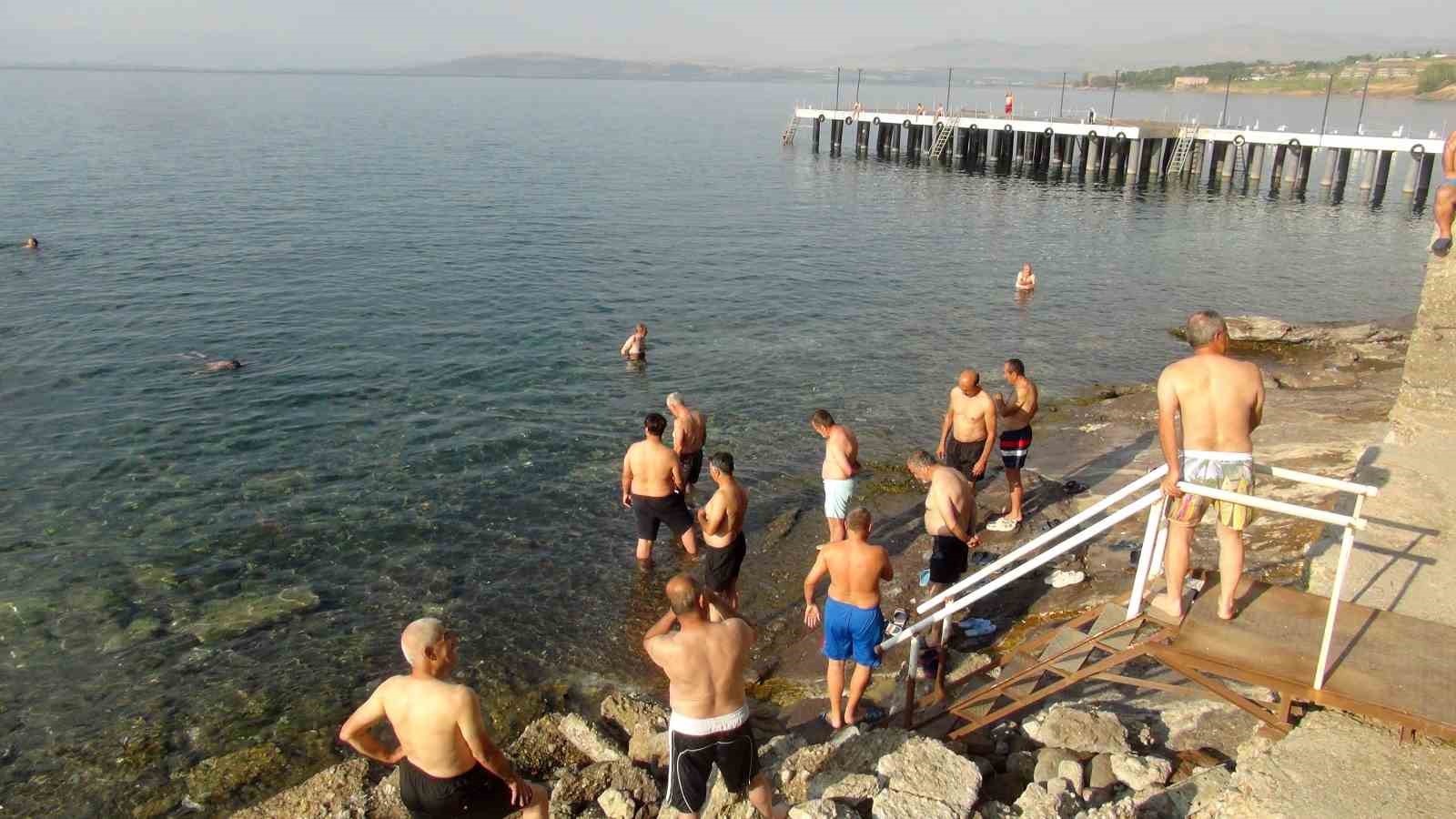 50 ile 70 yaş arasındaki yetişkinler güne Van Gölü’nde yüzerek başlıyor
