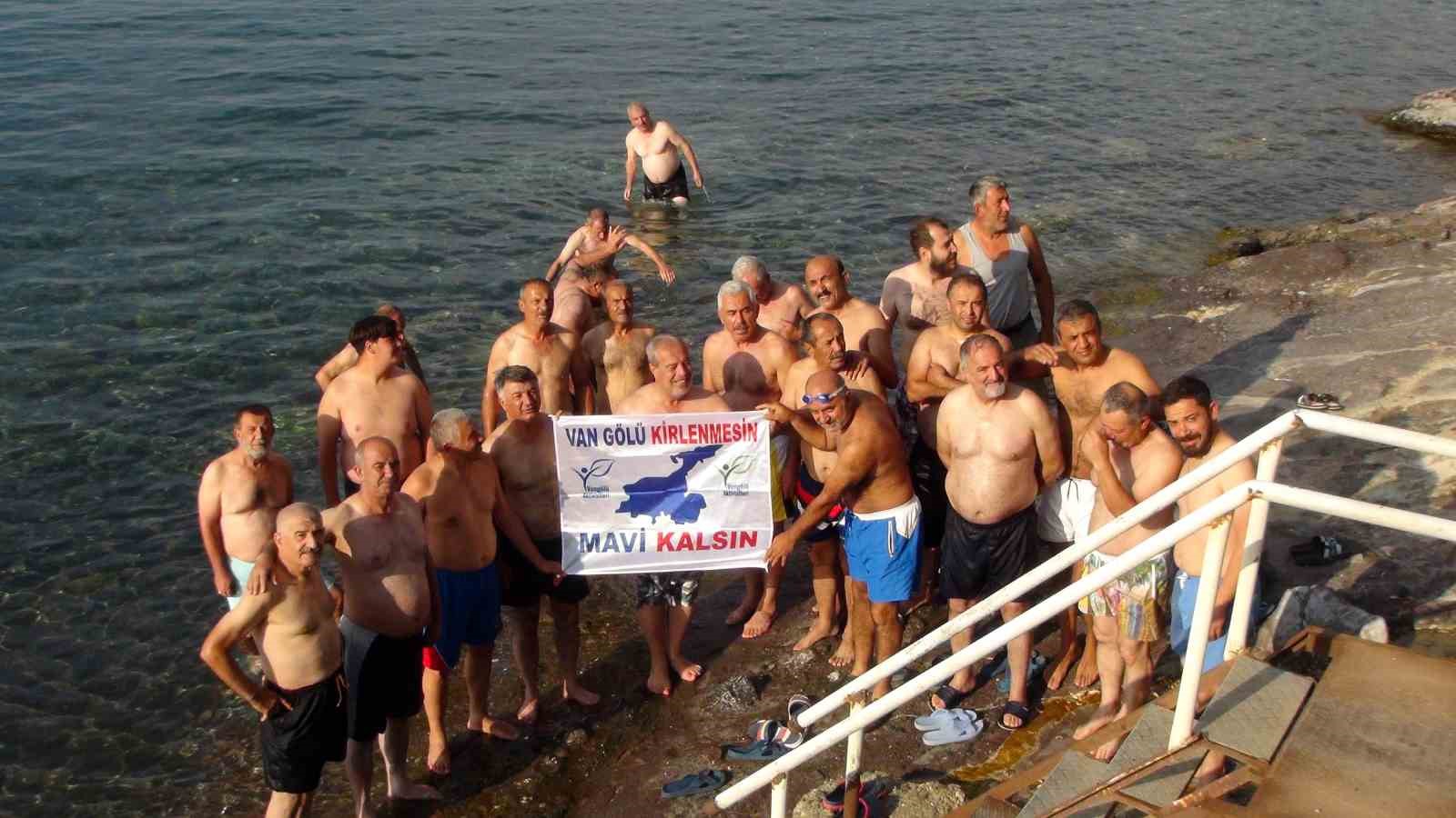 50 ile 70 yaş arasındaki yetişkinler güne Van Gölü’nde yüzerek başlıyor
