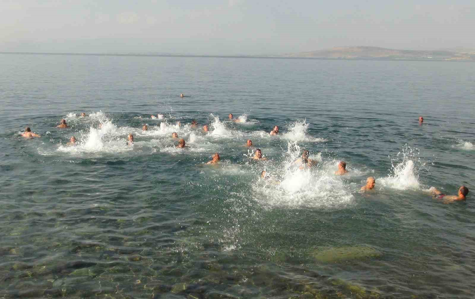 50 ile 70 yaş arasındaki yetişkinler güne Van Gölü’nde yüzerek başlıyor
