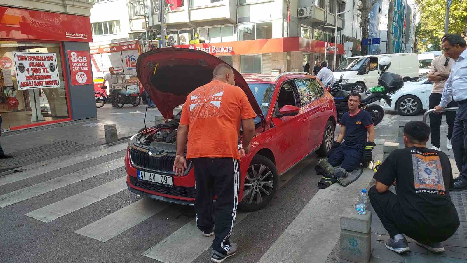 Kedi çıkmayınca, otomobil sanayiye götürüldü
