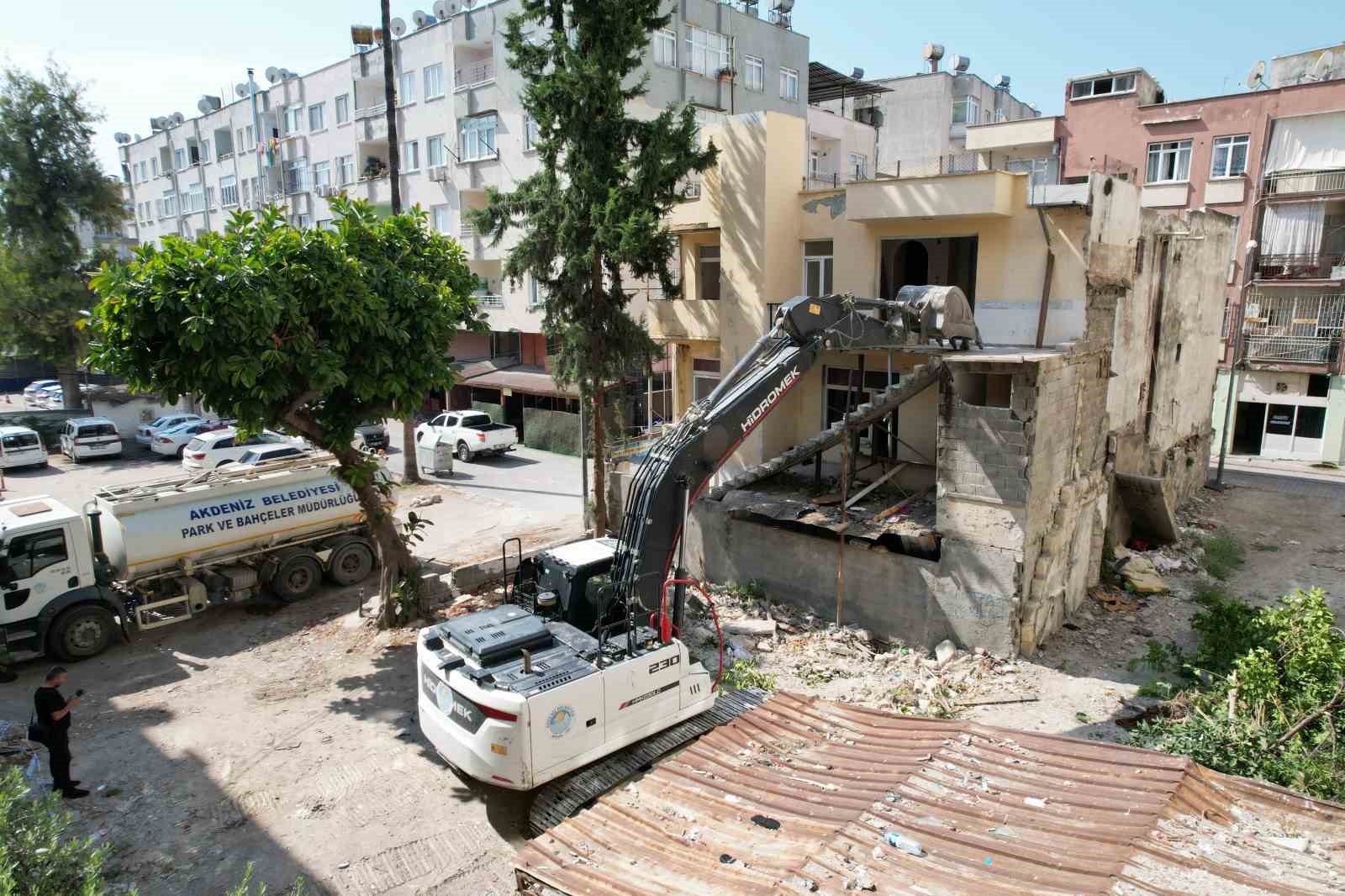 Akdeniz’de metruk binalar yıkılıyor
