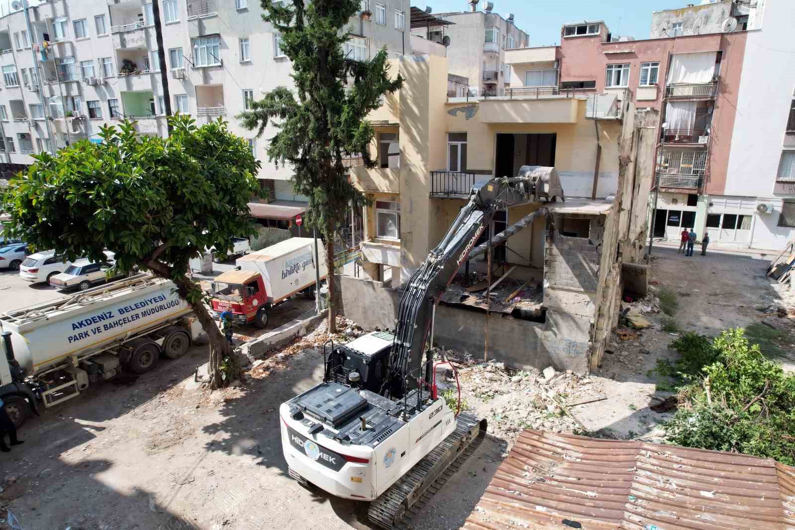 Akdeniz’de metruk binalar yıkılıyor
