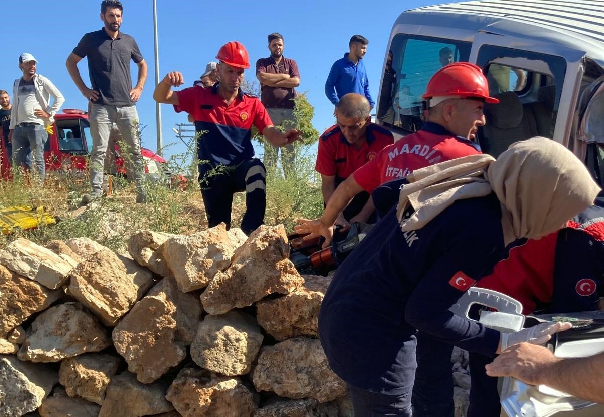 Kamyonet, beton direk yüklü vinçe çarptı: 1 ölü
