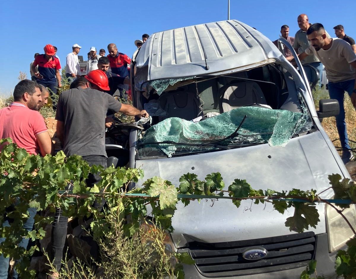 Kamyonet, beton direk yüklü vinçe çarptı: 1 ölü
