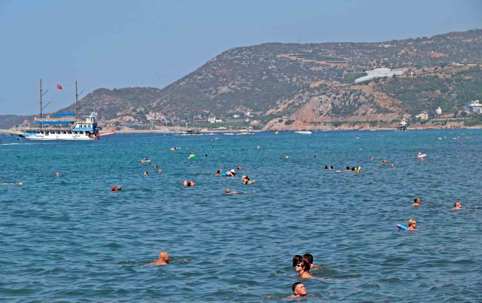 Alanya’da 2 gün aradan sonra güneşi gören tatilciler plajlara akın etti
