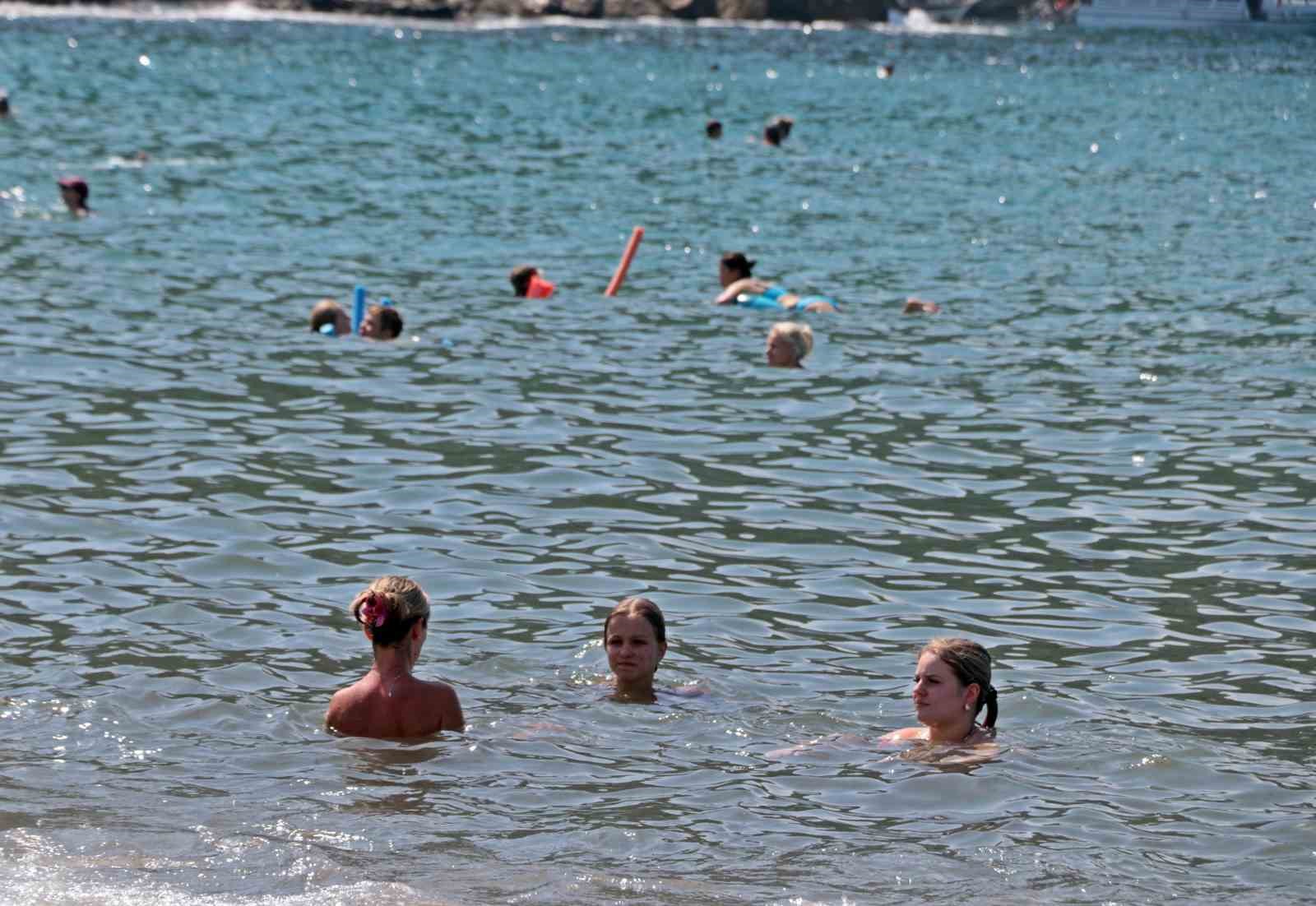 Alanya’da 2 gün aradan sonra güneşi gören tatilciler plajlara akın etti
