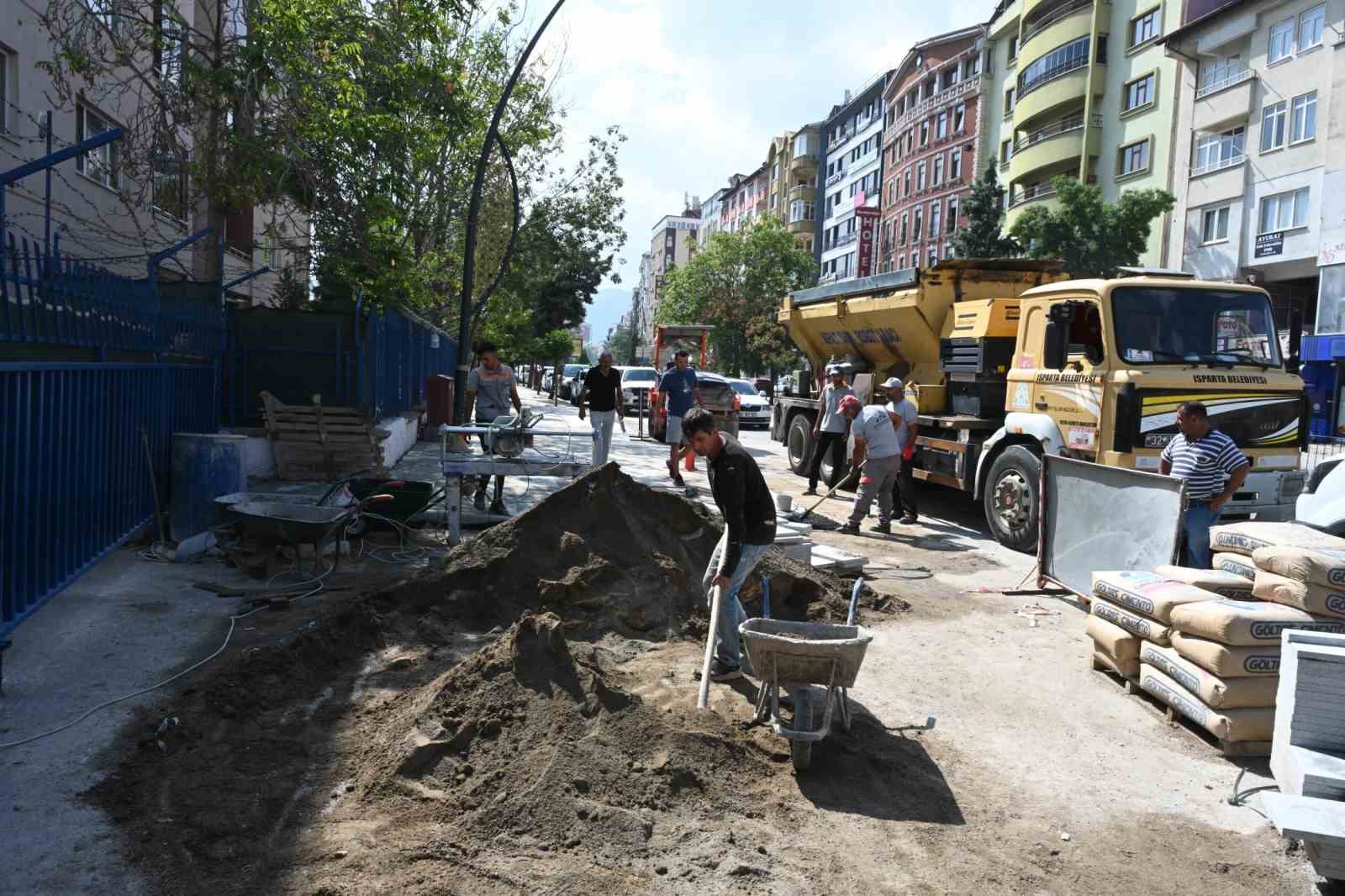 Isparta Belediyesi yıpranmış kaldırım taşlarını yenileyerek yeniden düzenliyor
