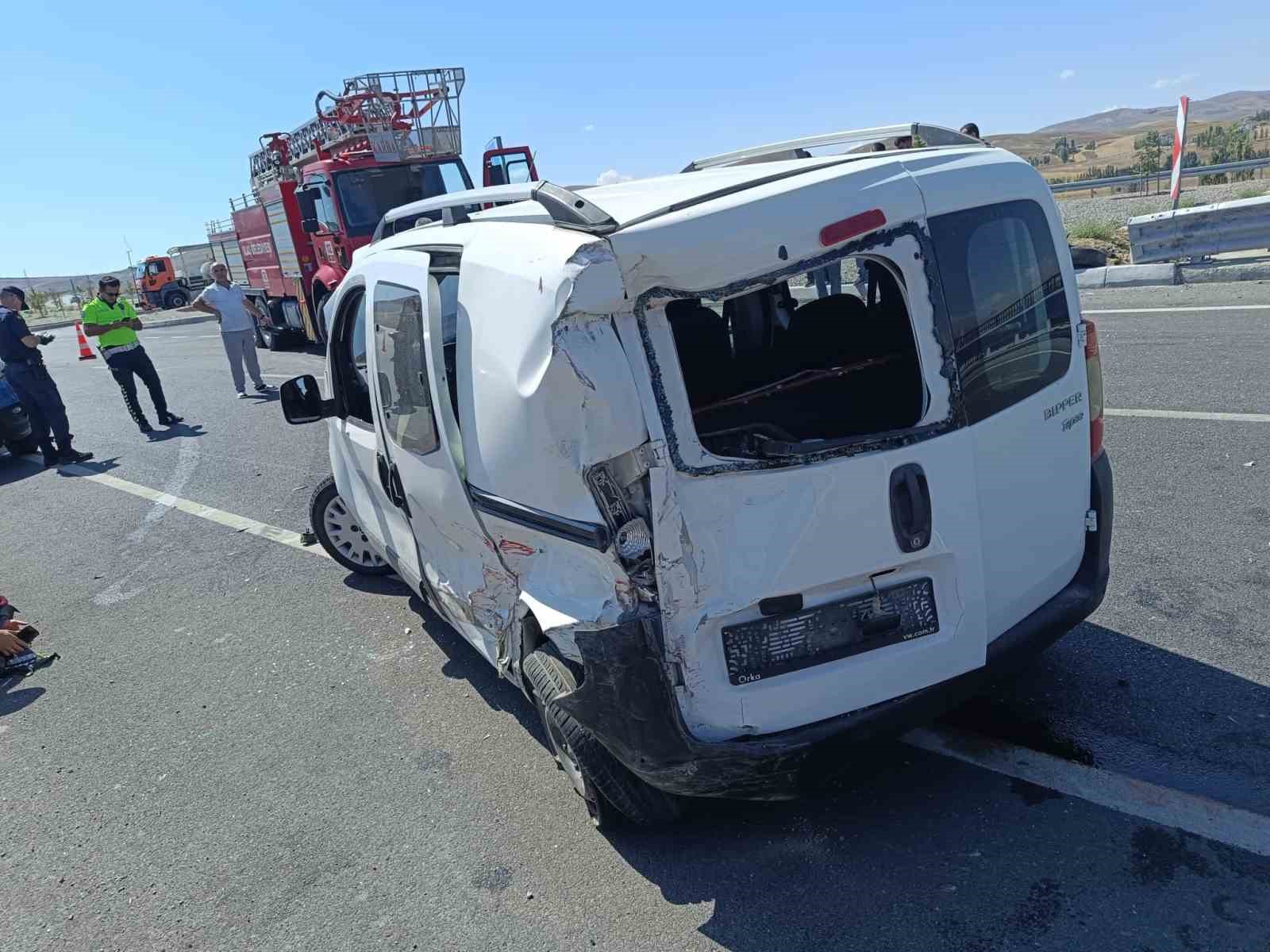 Fiat Tofaş marka otomobil kağıt gibi buruştu: 9 yaralı
