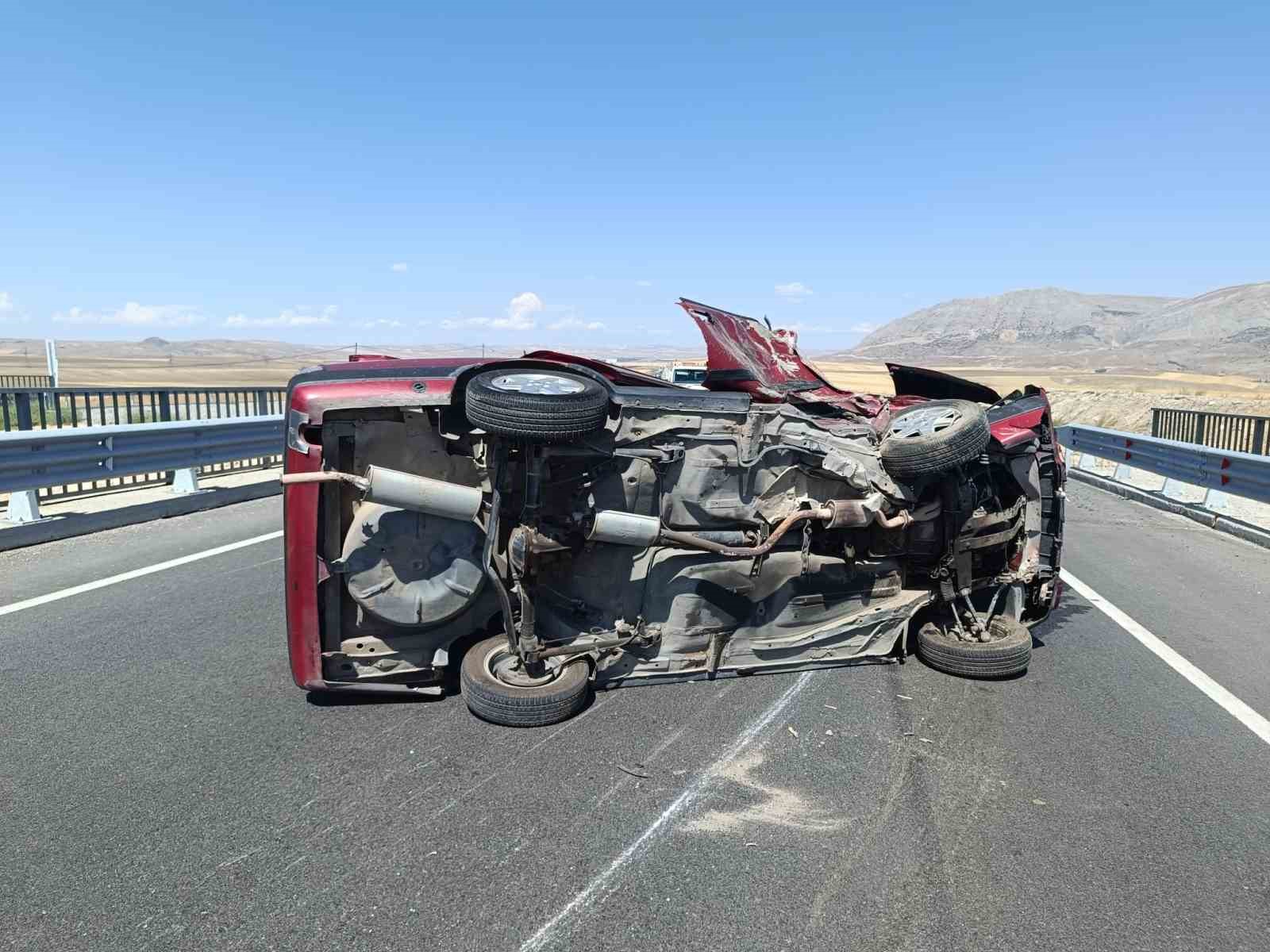 Fiat Tofaş marka otomobil kağıt gibi buruştu: 9 yaralı
