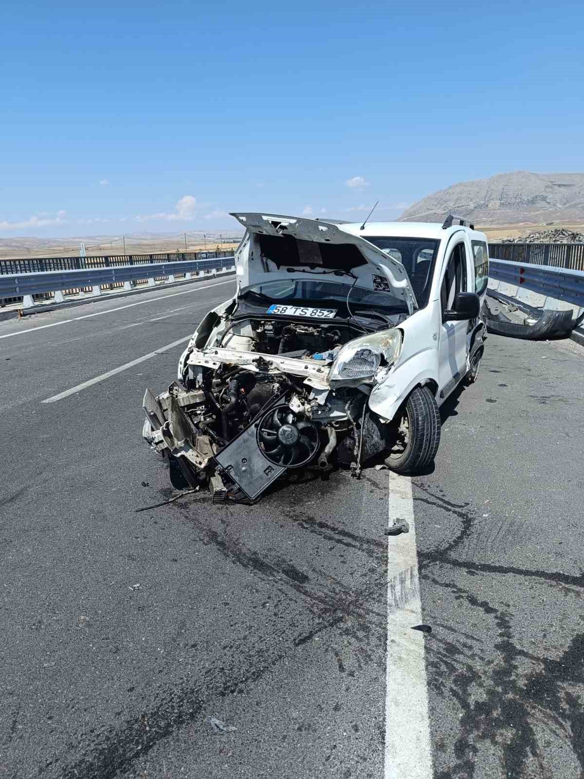 Fiat Tofaş marka otomobil kağıt gibi buruştu: 9 yaralı
