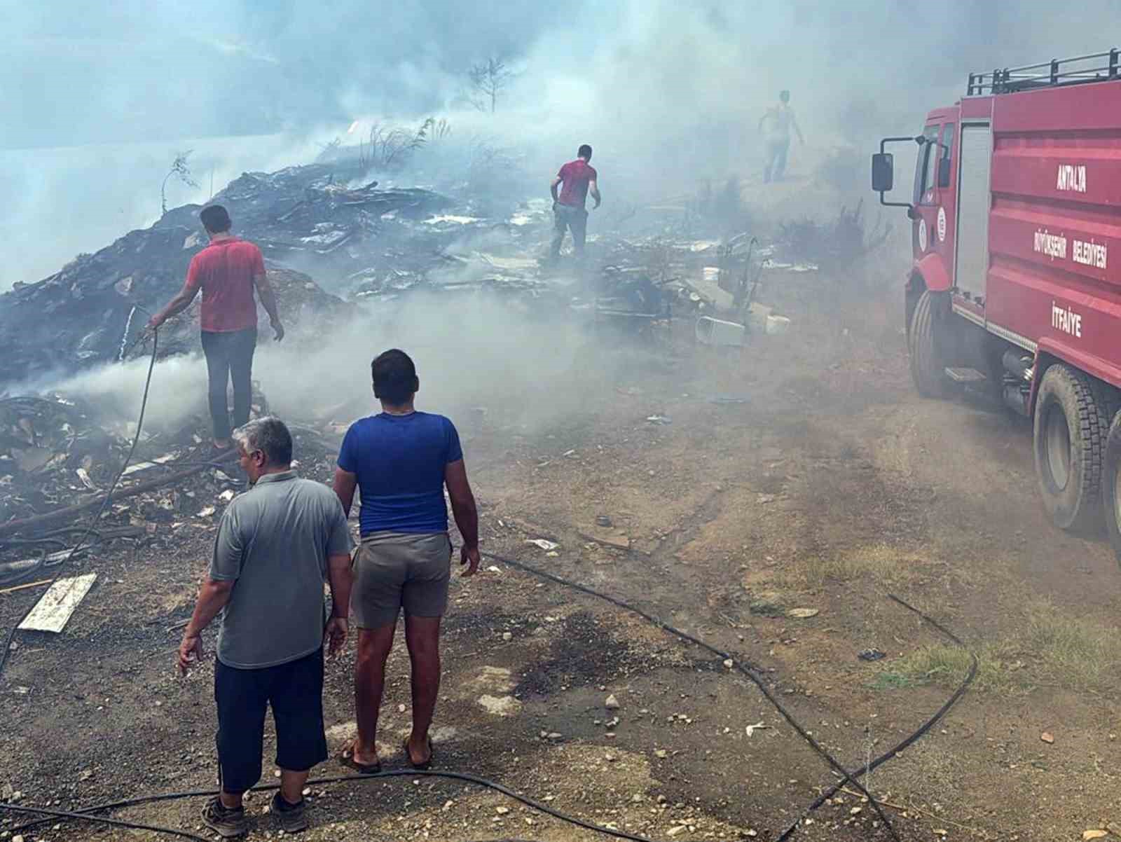 Alanya’da çöplükte çıkan yangın paniğe neden oldu
