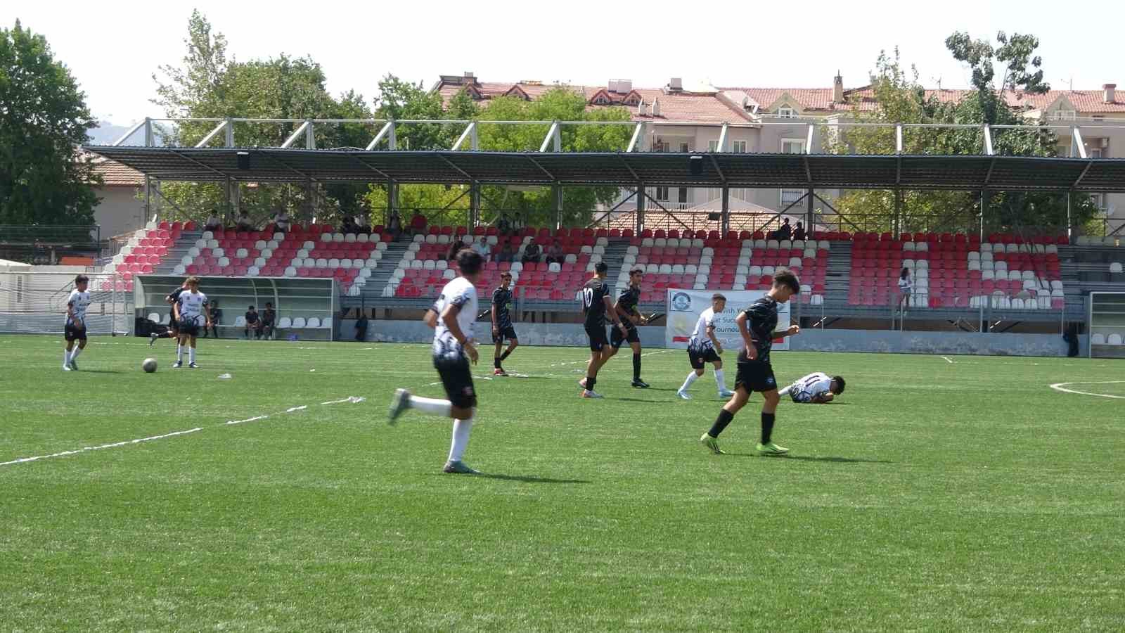 Marmaris’te 14.Uluslarası Junior Cup Futbol Turnuvası’nın ikinci etabı Vali Akbıyık’ın başlangıç vuruşu ile başladı
