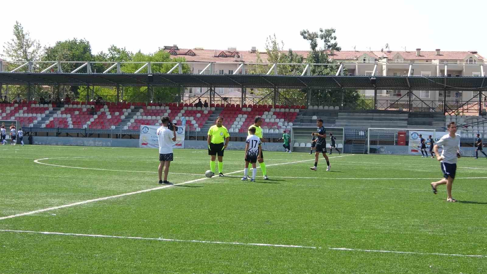 Marmaris’te 14.Uluslarası Junior Cup Futbol Turnuvası’nın ikinci etabı Vali Akbıyık’ın başlangıç vuruşu ile başladı
