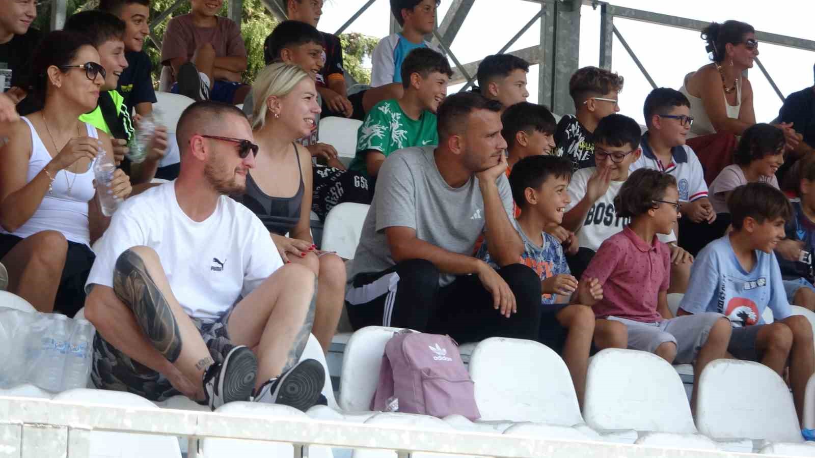 Marmaris’te 14.Uluslarası Junior Cup Futbol Turnuvası’nın ikinci etabı Vali Akbıyık’ın başlangıç vuruşu ile başladı
