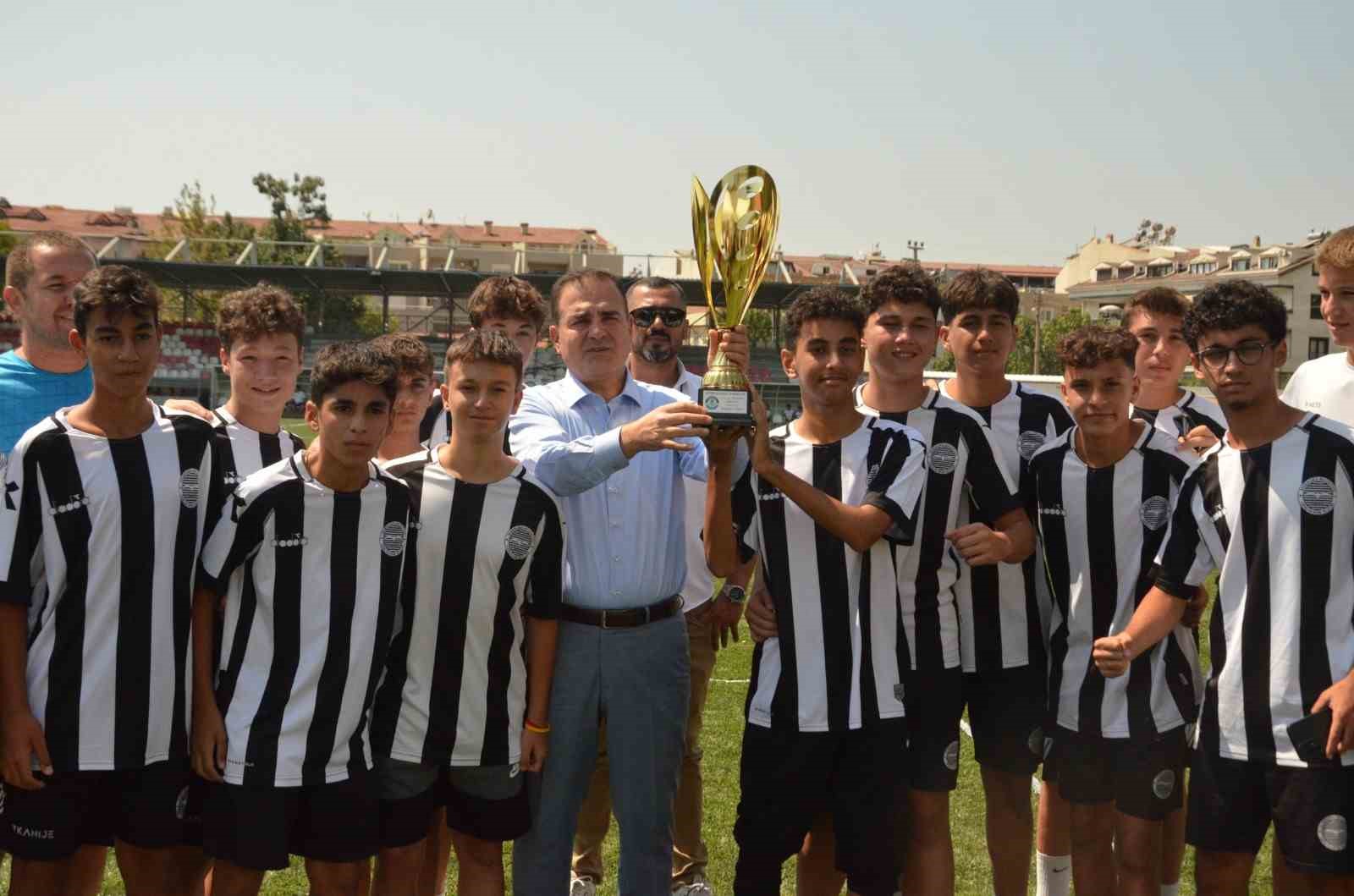 Marmaris’te 14.Uluslarası Junior Cup Futbol Turnuvası’nın ikinci etabı Vali Akbıyık’ın başlangıç vuruşu ile başladı
