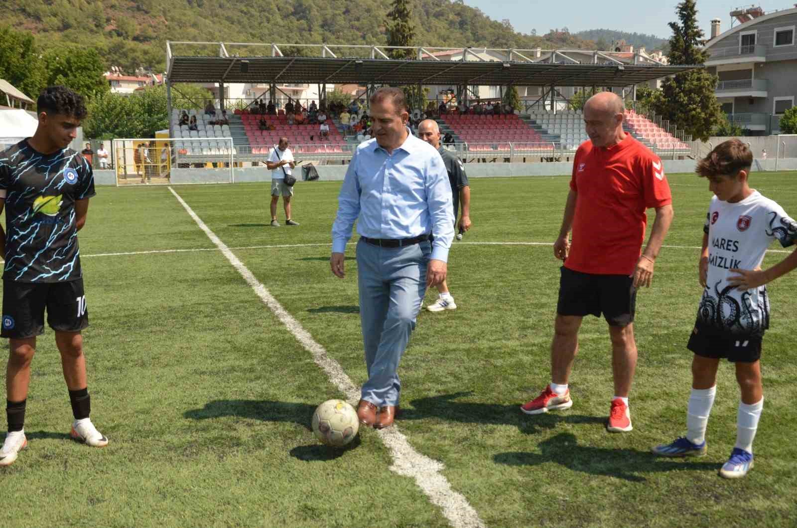 Marmaris’te 14.Uluslarası Junior Cup Futbol Turnuvası’nın ikinci etabı Vali Akbıyık’ın başlangıç vuruşu ile başladı
