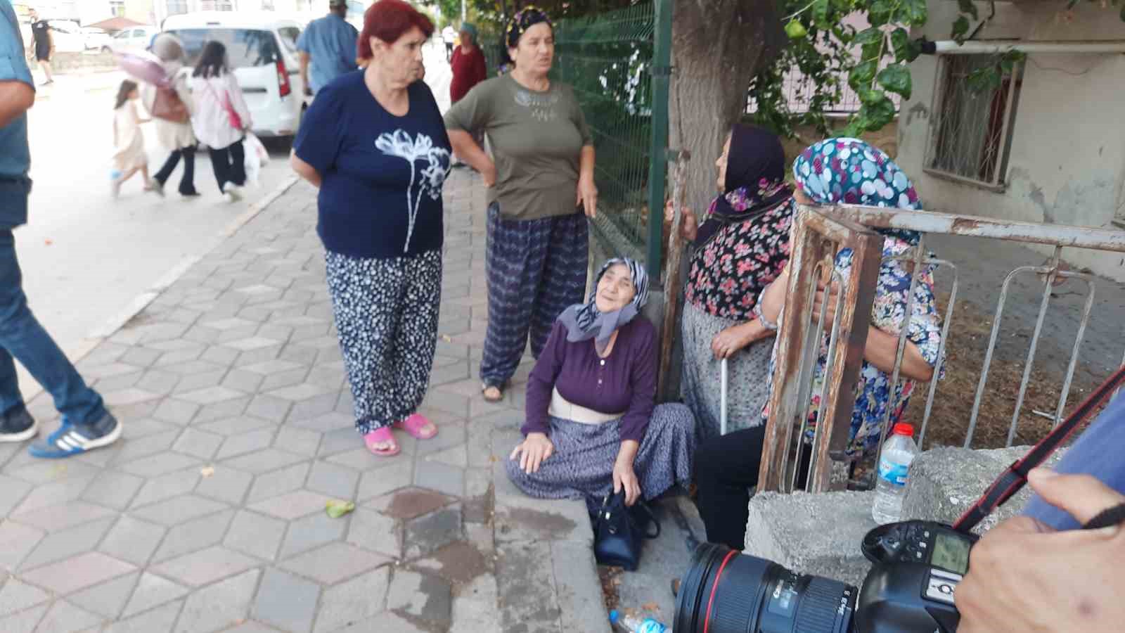 Alkollü oğul evi yaktı, annesi göz yaşlarıyla yanan evi izledi
