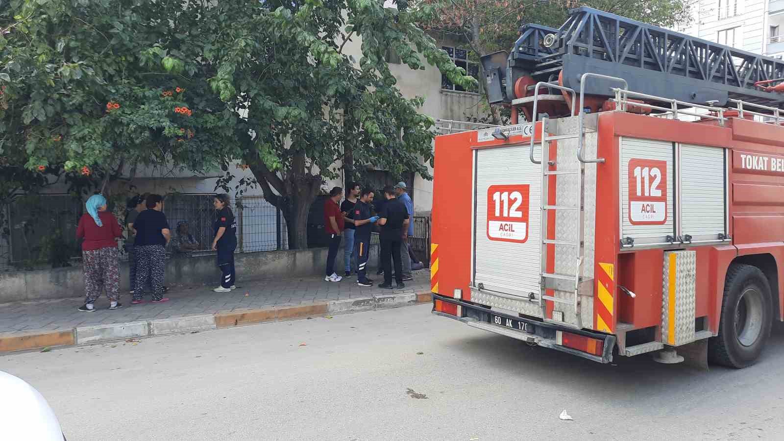 Alkollü oğul evi yaktı, annesi göz yaşlarıyla yanan evi izledi
