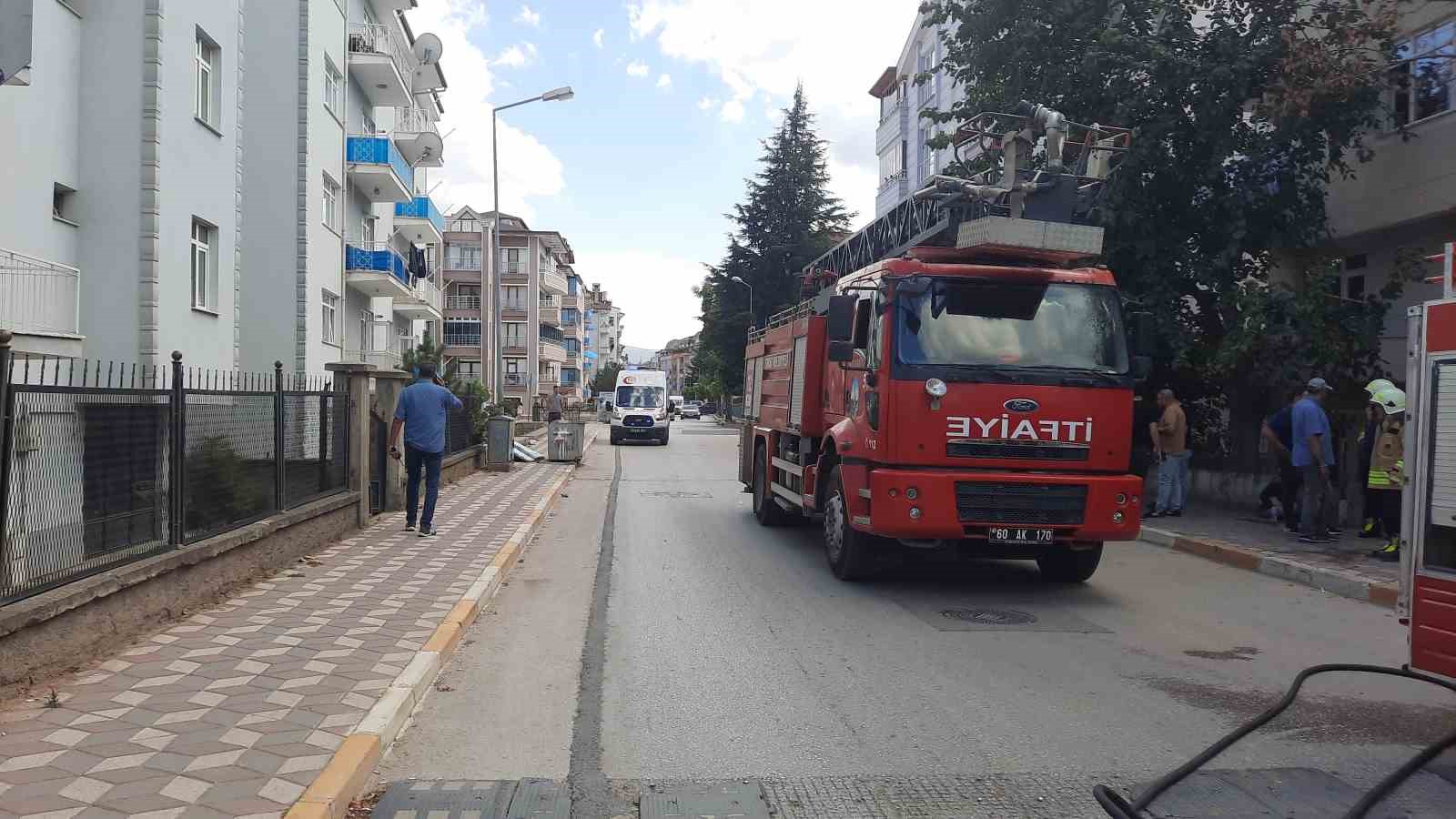 Alkollü oğul evi yaktı, annesi göz yaşlarıyla yanan evi izledi
