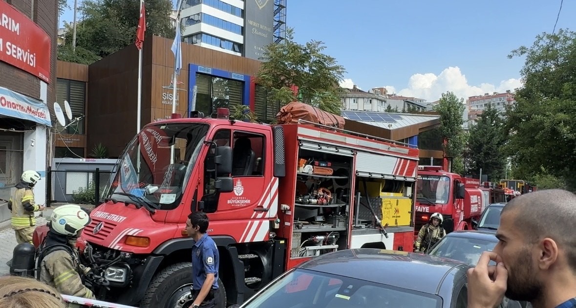 Şişli’de bir plazada yangın paniği
