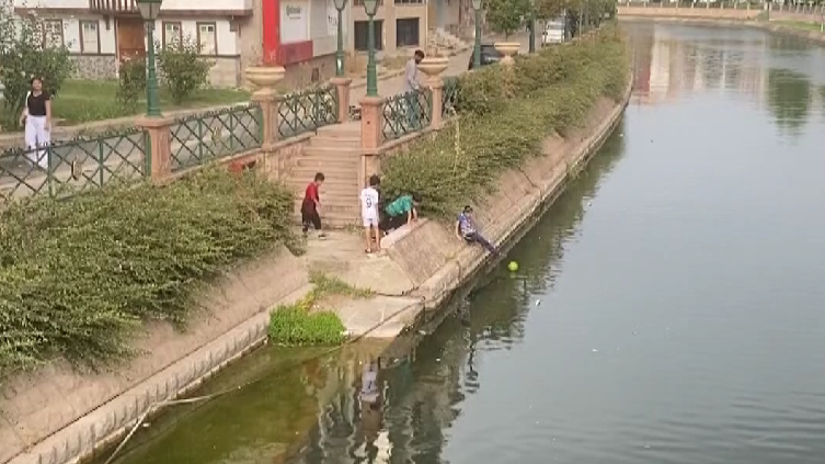 Porsuk Çayı’na düşürdükleri topu almak isteyen çocuklar canlarını tehlikeye attı
