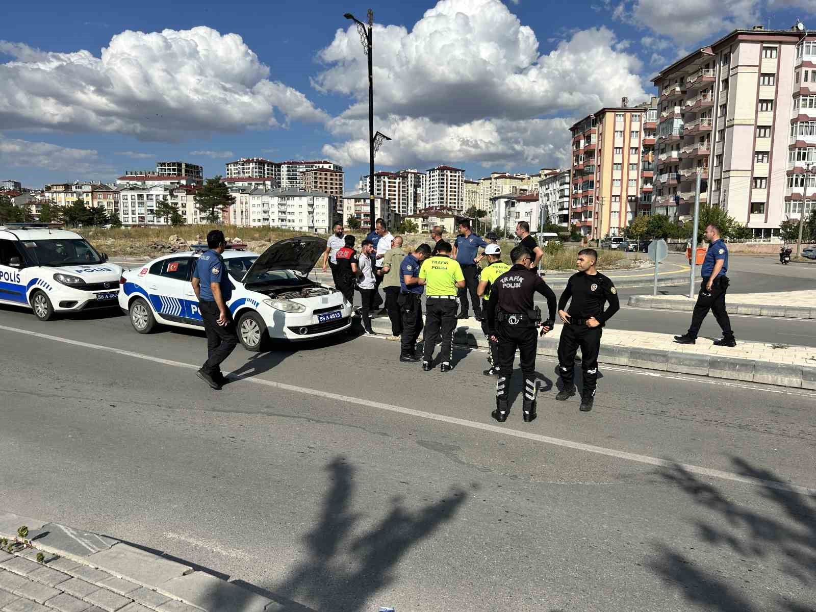 Bıçaklı kavganın şüphelileri kaçarken polis otomobiline çarptı
