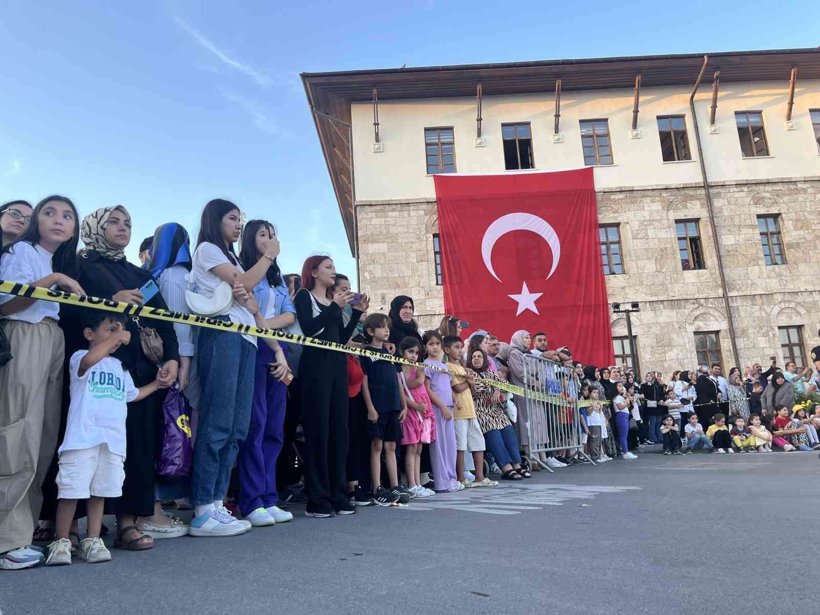 Yok böyle halay: 1058 kişi aynı anda halay çekti
