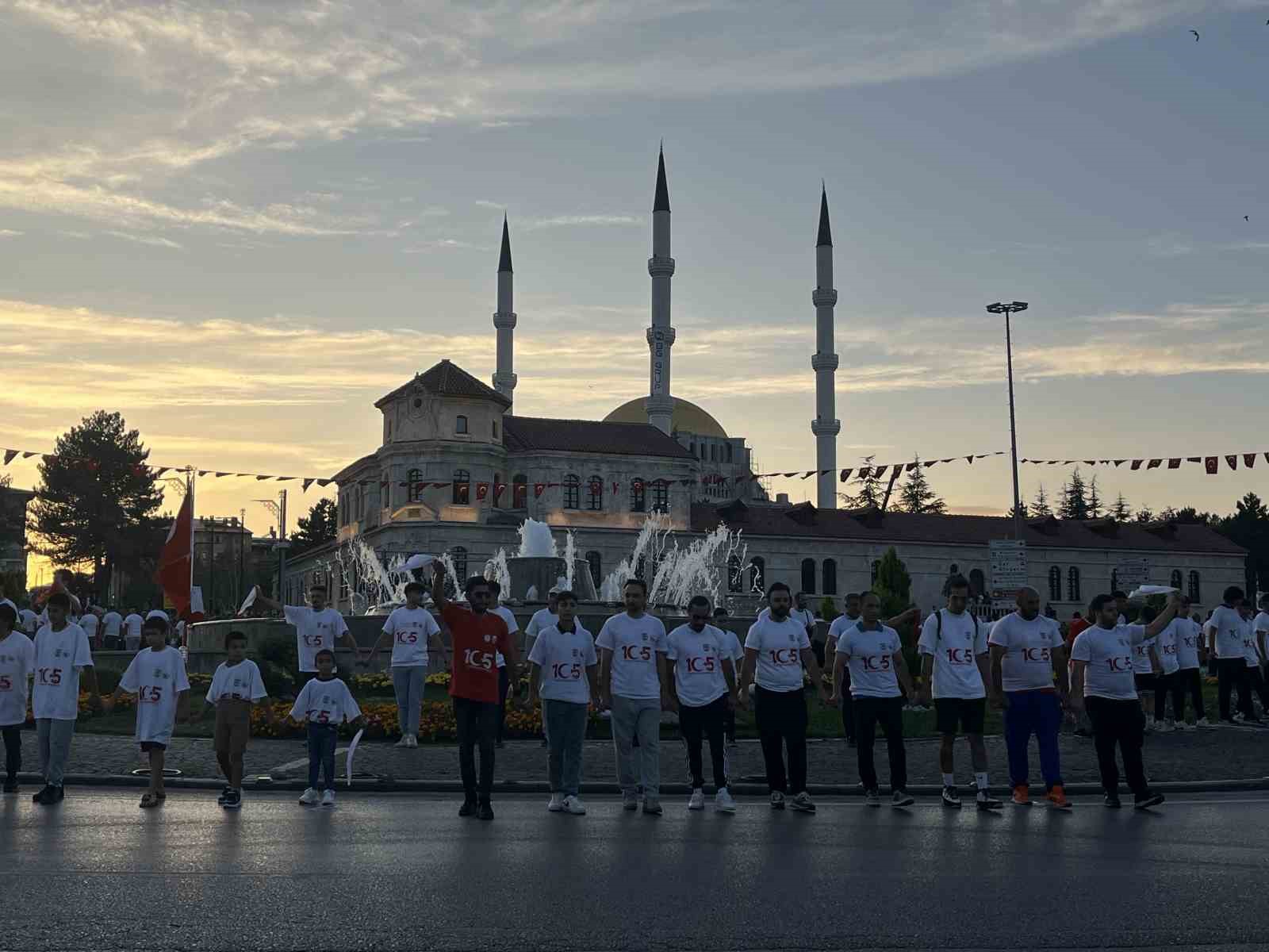 Yok böyle halay: 1058 kişi aynı anda halay çekti
