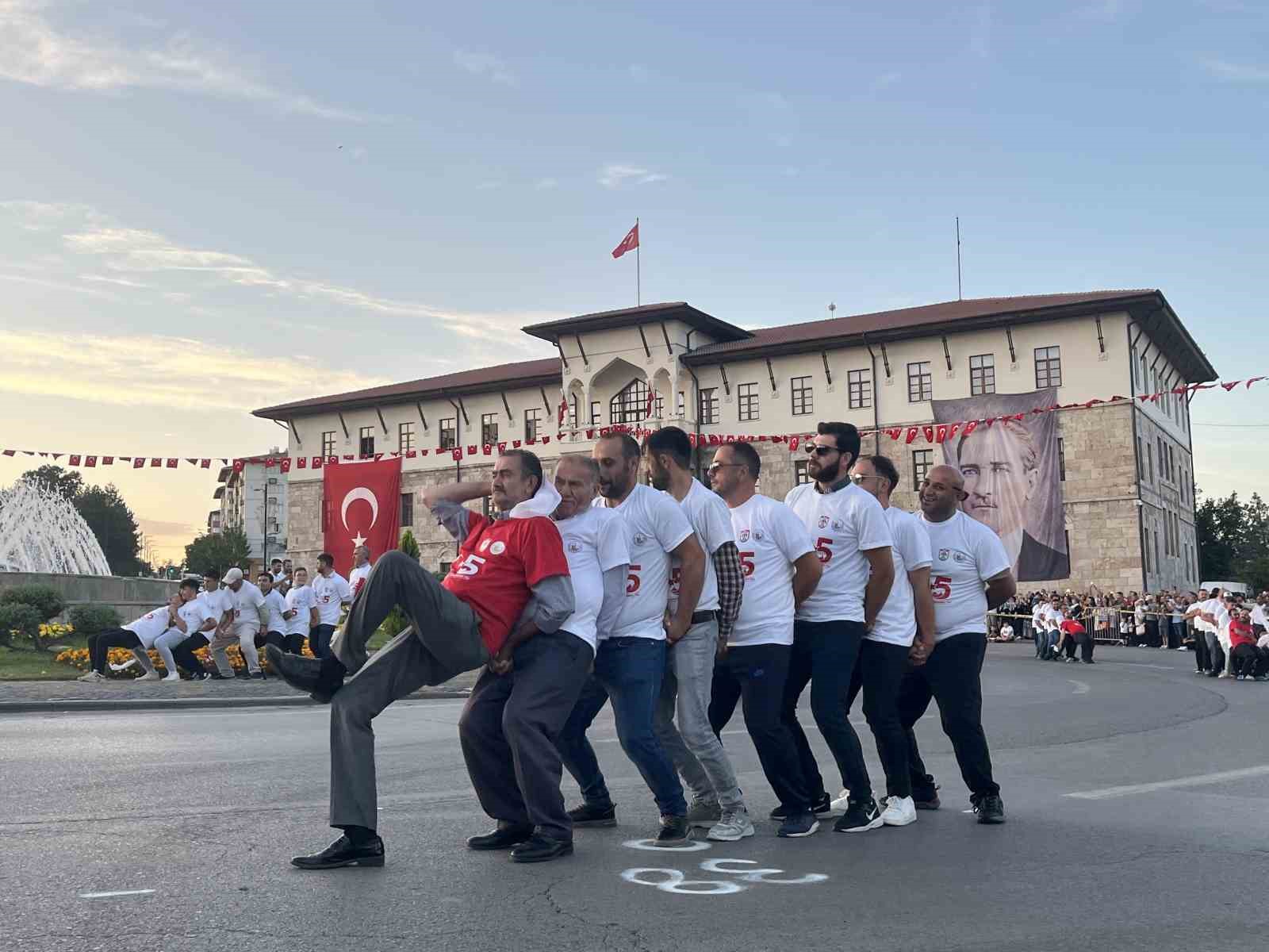 Yok böyle halay: 1058 kişi aynı anda halay çekti
