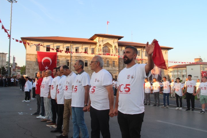 Yok böyle halay: 1058 kişi aynı anda halay çekti
