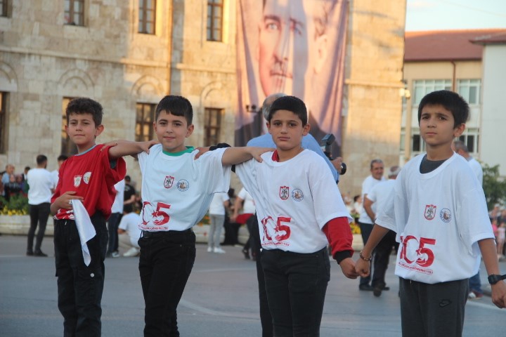 Yok böyle halay: 1058 kişi aynı anda halay çekti
