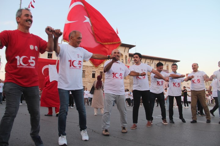 Yok böyle halay: 1058 kişi aynı anda halay çekti
