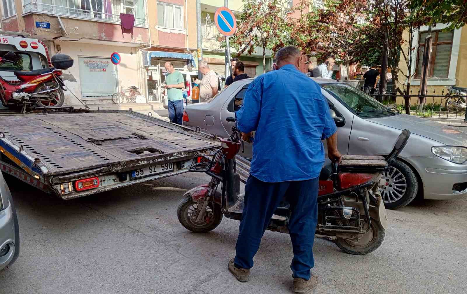 Elektrikli bisikletle 2 otomobile çarpan çocuk yaralandı
